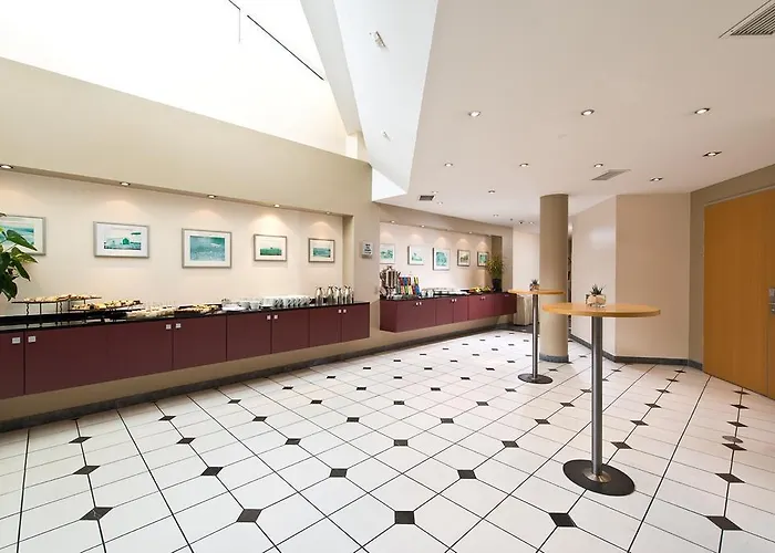 Hotel Leonardo Airport 4*